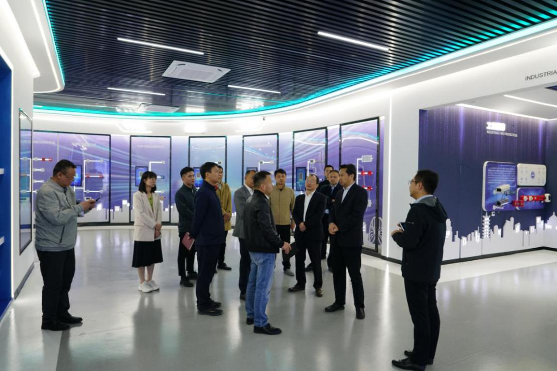 安徽省數(shù)據(jù)資源管理局黨組成員、副局長(zhǎng) 王愛(ài)學(xué)一行調(diào)研依愛(ài)消防
